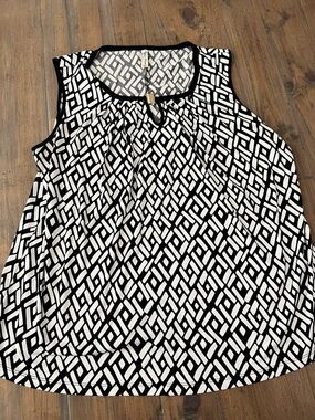 PerSeption Concept Black & White Geometric Sleeveless Camisole